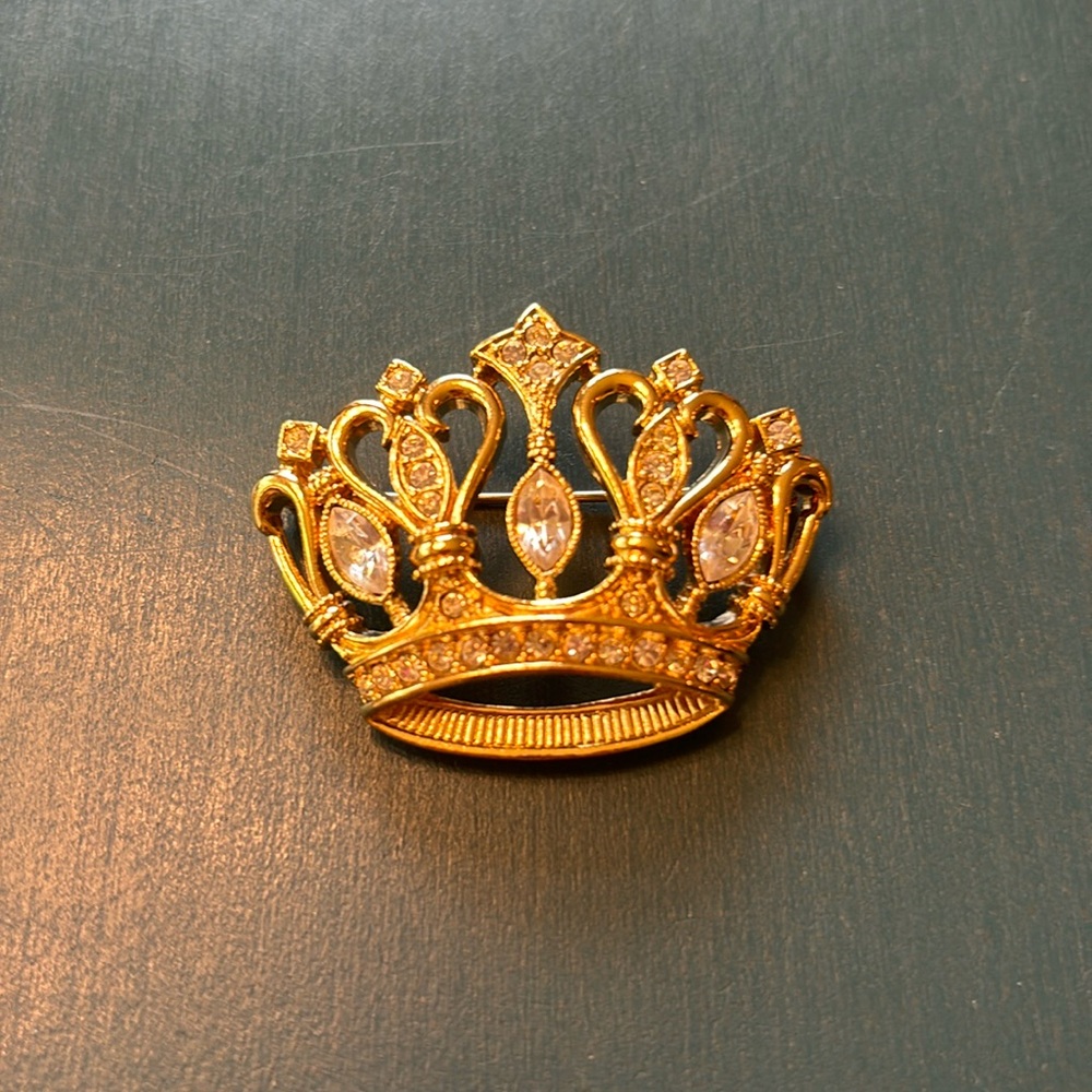 Beautiful Vintage  KJL for Avon Rhinestone Gold tone Brooch